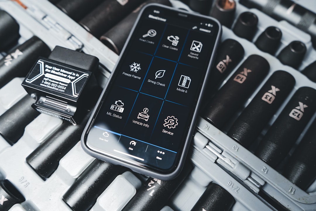 a cell phone sitting on top of a keyboard — Foto: Erik Mclean / Unsplash