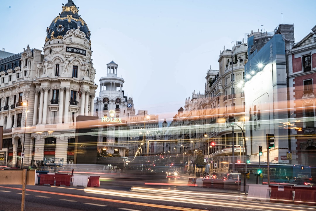 a blurry photo of a city street at night — Foto: Ximena Pineda / Unsplash