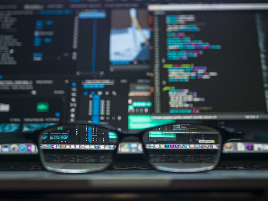 closeup photo of eyeglasses — Foto: Kevin Ku / Unsplash