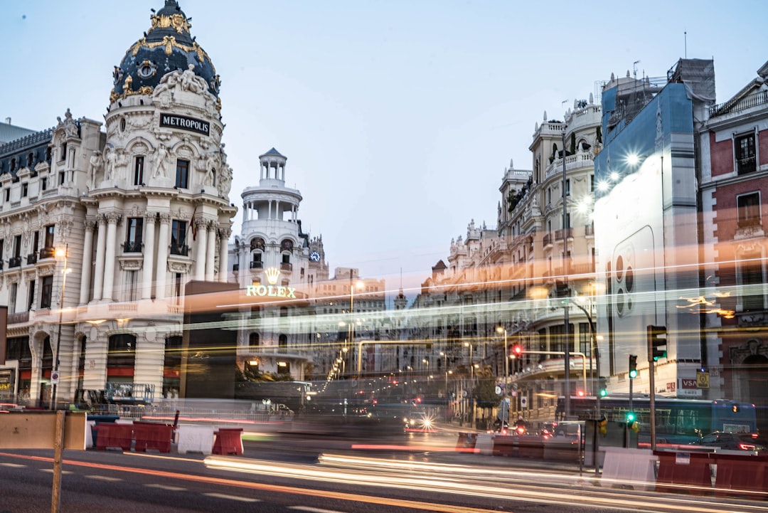 a blurry photo of a city street at night — Foto: Ximena Pineda / Unsplash