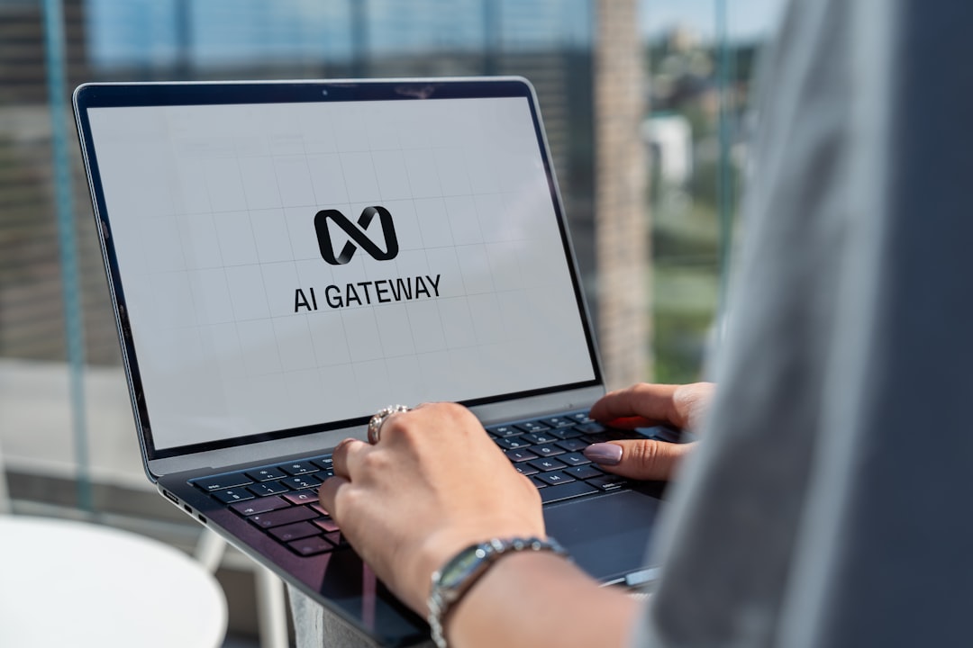 User working on a computer with AI technology software — Foto: Jo Lin / Unsplash